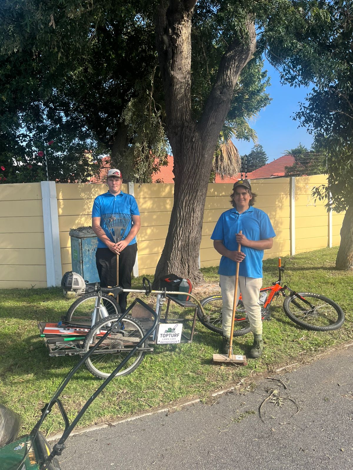 TopTurf Lawn Care team with lawn care equipment